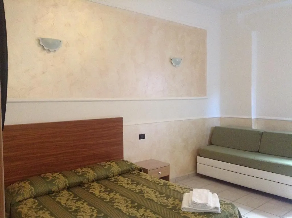 *** מלון רומא Albergo La Caravella איטליה