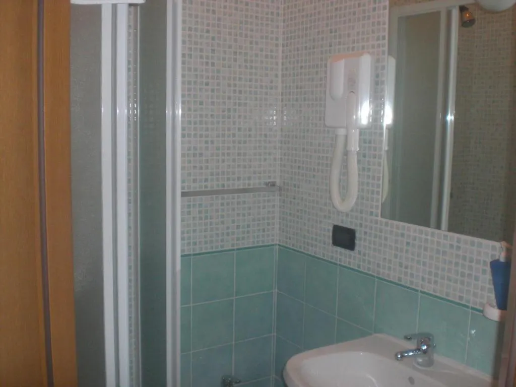 *** מלון רומא Albergo La Caravella איטליה
